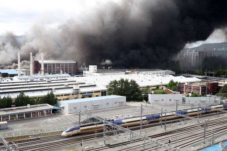 지난 17일 오후 광주 광산구 송정동 금호타이어 광주공장에서 연기가 나오고 있다. 연합뉴스