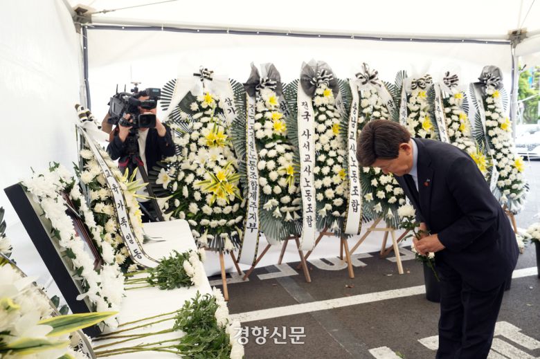 제주도교육청은 23일 교육청 앞마당에 A교사의 분향소를 설치했다.  도교육청 제공