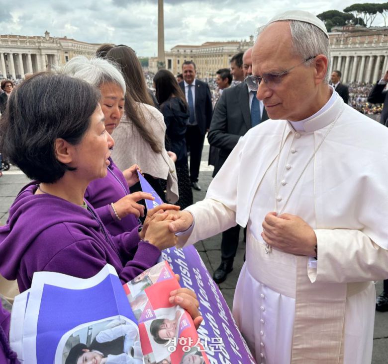 10·29 이태원참사 유족 강선이씨가 지난 21일(현지시간) 바티칸 성 베드로 광장에서 레오 14세 교황을 알현하고 있다. 유가협 제공