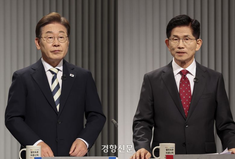 이재명 더불어민주당 대선 후보(왼쪽)와 김문수 국민의힘 대선 후보가 23일 서울 여의도 KBS 스튜디오에서 사회 분야를 주제로 2차 TV토론을 하고 있다. 국회사진기자단