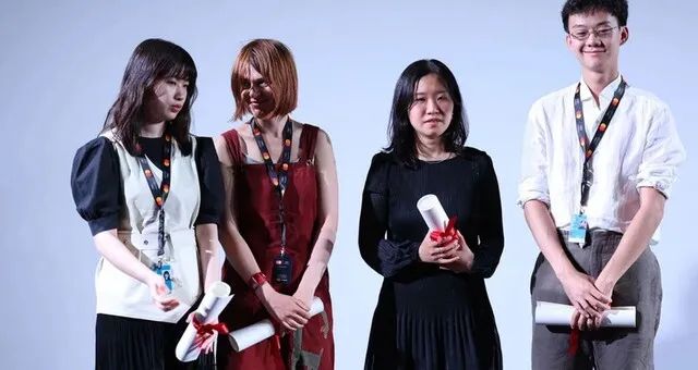 제78회 칸국제영화제 시네파운데이션 부문에서 <첫여름>으로 1등상을 수상한 허가영 감독(오른쪽에서 두번째). (C) Manon Boyer / FDC. 칸국제영화제 제공.