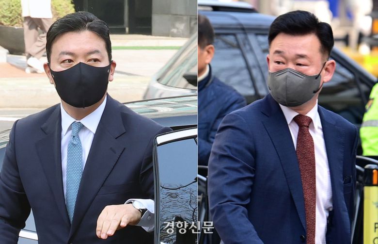 윤석열 대통령 체포영장 집행 방해 혐의를 받는 김성훈 대통령경호처 차장(왼쪽)·이광우 경호처 경호본부장이 지난 3월21일 서울 마포구 서울서부지법에서 구속 전 피의자 심문(영장실질심사)을 받기 위해 법정으로 향하고 있다. 정효진 기자