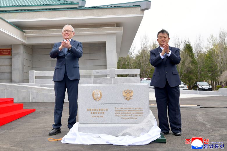 북한과 러시아를 잇는 두만강 자동차 교량 착공식이 지난달 30일 북한 라선시와 러시아 하산에서 동시에 진행됐다고 조선중앙통신이 지난 1일 보도했다. 연합뉴스