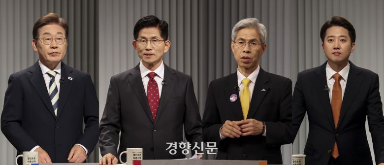 제21대 대통령 선거에 나선 이재명 더불어민주당 후보, 김문수 국민의힘 후보, 권영국 민주노동당 후보, 이준석 개혁신당 후보(왼쪽부터)가 23일 서울 여의도 KBS 스튜디오에서 사회 분야를 주제로 2차 TV토론을 하고 있다. 국회사진기자단