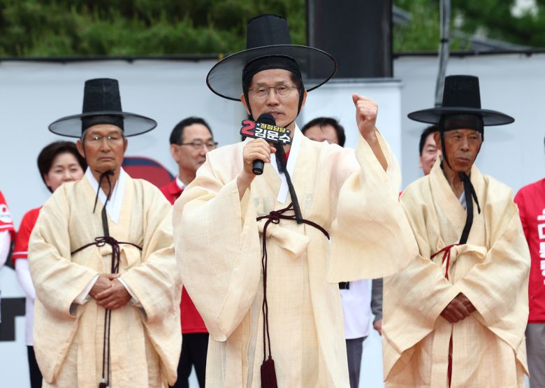 국민의힘 김문수 대선 후보가 24일 경북 안동시 웅부공원에서 유세를 하고 있다. 연합뉴스