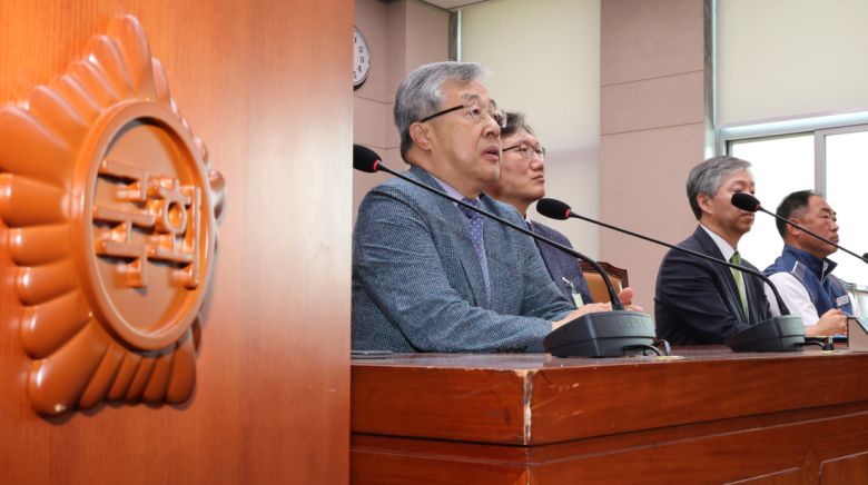 지난 14일 국회에서 조희대 대법원장 등 사법부의 대선개입 의혹 진상규명 청문회가 열린 법제사법위원회 전체회의에 증인 및 참고인으로 출석한 서보학 경희대 법학전문대학원 교수(왼쪽부터), 이준일 고려대 법학전문대학원 교수, 서석호 변호사, 이성민 전국공무원노조 법원본부장 등이 의원 질의에 답변하고 있다. 연합뉴스