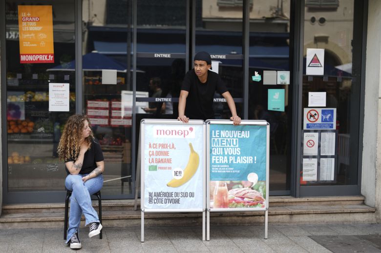 24일(현지시간) 프랑스 칸에서 대규모 정전이 일어나 상인들이 가게 밖에 서 있다. AP연합뉴스