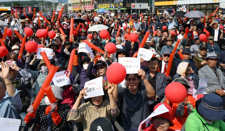 “우리는 김문수” 김문수 국민의힘 대선 후보가 25일 충남 홍성군 홍성읍에서 유세를 하는 동안 시민들이 풍선을 흔들며 지지를 보내고 있다. 한수빈 기자