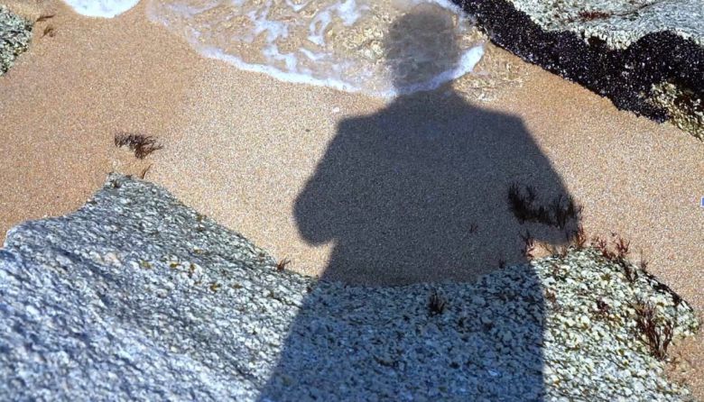 이영돈 감독이 바닷가에서 고뇌하는 모습이 담긴 다큐멘터리 영화 <부정선거, 신의 작품인가>의 한 장면. 더콘텐츠메이커 제공