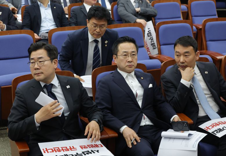 대법원이 이재명 더불어민주당 대선후보의 공직선거법 위반 혐의 2심 무죄판결을 파기 환송한 5월 1일 서울 여의도 국회에서 열린 민주당 긴급의원총회에서 박찬대 당대표 직무대행 겸 원내대표(왼쪽부터), 박성준, 김용민 원내수석부대표가 굳은 표정을 짓고 있다.  |연합뉴스