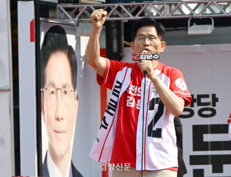 김문수 국민의힘 대선 후보가 25일 충남 홍성군 홍성읍 내포로에서 열린 유세에서 지지를 호소하고 있다. 한수빈 기자