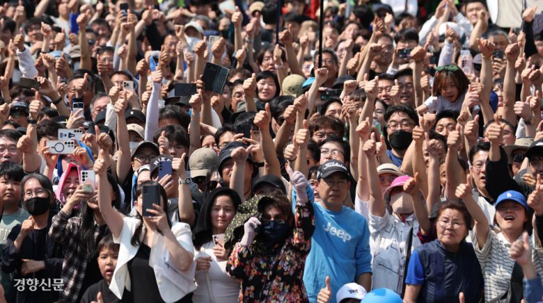 “이재명 엄지 척” 이재명 더불어민주당 후보가 25일 충남 당진전통시장에서 유세를 하는 동안 시민들이 엄지손가락을 들어보이며 지지를 보내고 있다. 박민규 선임기자