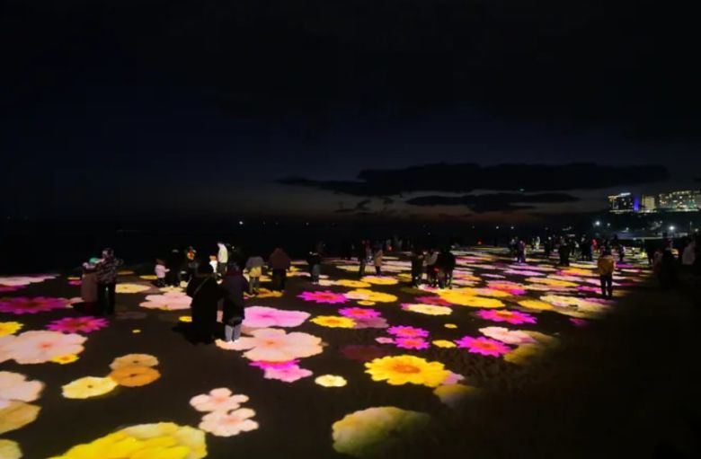 여름 피서철에 강원 속초해수욕장 남문 일원 백사장에서 오후 9시부터 10시까지 운영될 예정인 야간 해변 관광 콘텐츠인 미디어 아트(media art) ‘빛의 바다, 속초’ 시연 모습. 속초시 제공