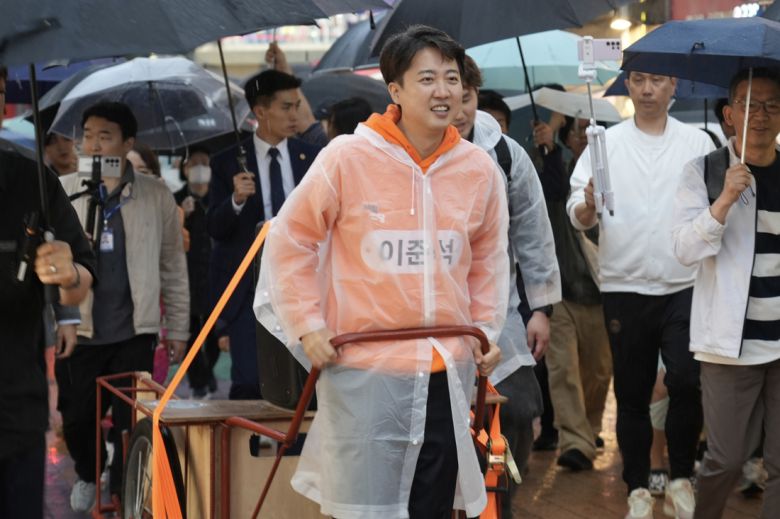 개혁신당 이준석 대통령 후보가 17일 서울 마포구 홍대패션거리에서 유세하고 있다. 개혁신당 제공