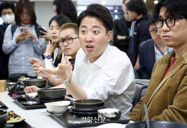 개혁신당 이준석 대선 후보가 제21대 대통령 선거 공식 선거운동 첫날인 지난 12일 서울 연세대학교 캠퍼스 학생회관에서 학생들과 점심을 먹고 있다. 사진공동취재단