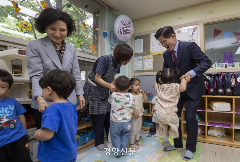 김문수 국민의힘 대통령 후보가 배우자 설난영 여사와 함께 지난 22일 경기 광명시 자연누리어린이집 어린이들을 만나고 있다. 한수빈 기자