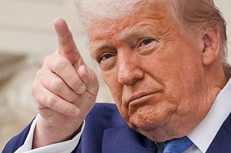 도널드 트럼프 미국 대통령이 26일(현지시간) 미국 버지니아주 알링턴 국립묘지에 있는 메모리얼 원형극장에서 열린 현충일 추념식에 참석하고 있다. 로이터연합뉴스