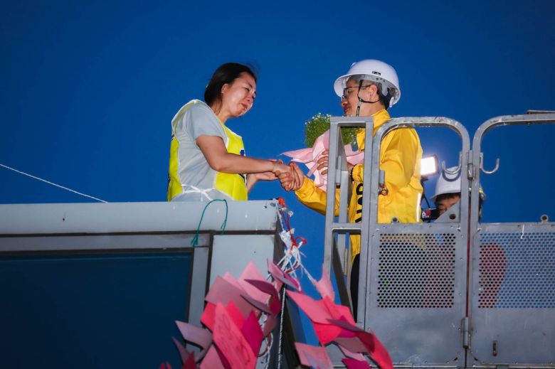 민주노동당 권영국 대통령 후보가 지난 5월 20일 경북 구미에 한국옵티칼하이테크 고공농성장을 방문해 금속노조 한국옵티칼하이테크지회 박정혜 수석부지회장을 만나고 있다. 민주노동당 제공