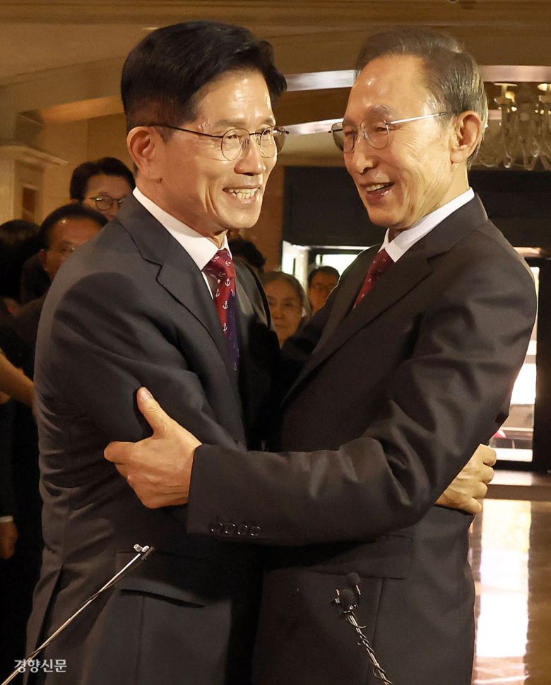 MB와 포옹 김문수 국민의힘 대선 후보와 이명박 전 대통령이 27일 서울 여의도 켄싱턴 호텔에서 만나 포옹을 하고 있다. 한수빈 기자 subinhann@kyunghyang.com