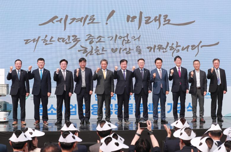 27일 인천공항 제2공항물류단지에서 이학재 인천국제공항공사 사장(왼쪽에서 다섯번째) 등이 참석한 가운데 ‘인천공항 중소기업 전용 공동물류센터 건설사업 기공식’이 열리고 있다. 인천국제공항공사 제공