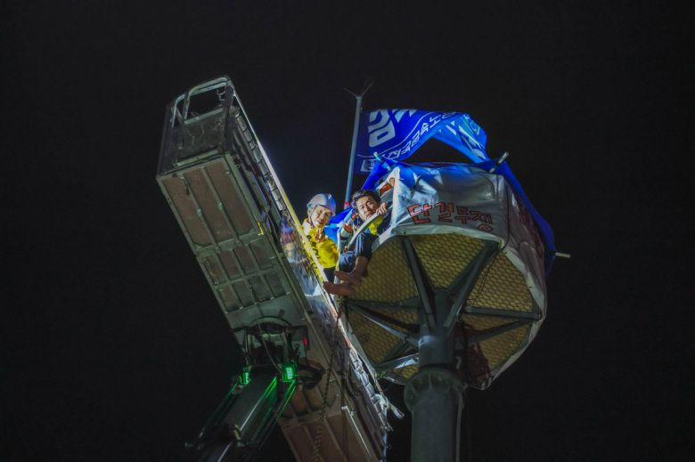 권영국 민주노동당 대선 후보는 제21대 대통령 선거 공식 선거운동 첫날인 지난 12일 자정부터 오전 1시30분까지 고공농성장을 방문했다. 민주노동당 제공