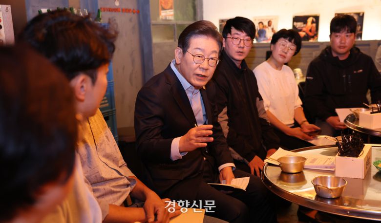 이재명 더불어민주당 대선 후보가 노동절인 지난 1일 서울 종로구의 한 식당에서 비전형 노동자들과 대화하고 있다. 박민규 선임기자