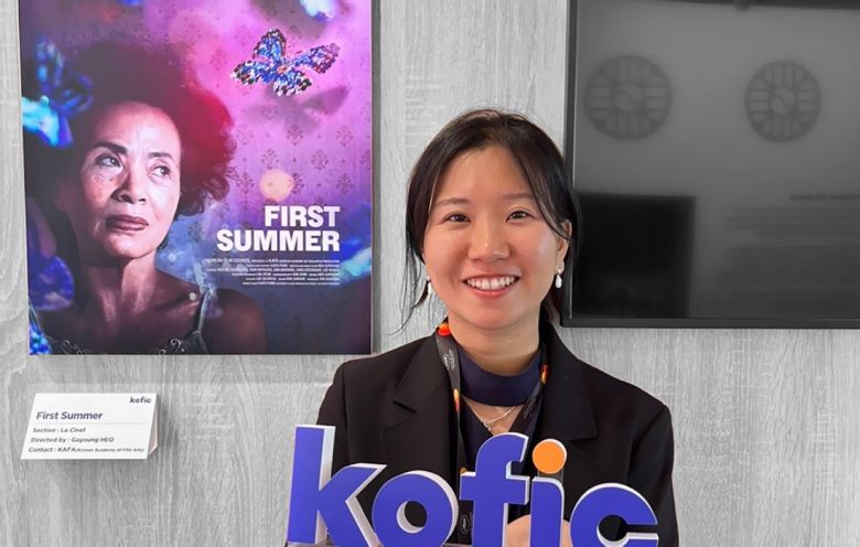 제 78회 칸영화제 시네파운데이션 부문에서 1등상을 수상한 허가영 감독이 수상작 <첫여름> 포스터를 배경으로 서 있다. 영화진흥위원회 제공