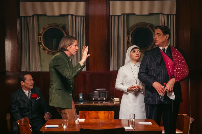 영화 <페니키안 스킴>의 촬영 현장 스틸컷. 녹색 옷을 입은 웨스 앤더슨 감독이 배우들에게 지시를 하고있다. 유니버셜 픽처스 제공