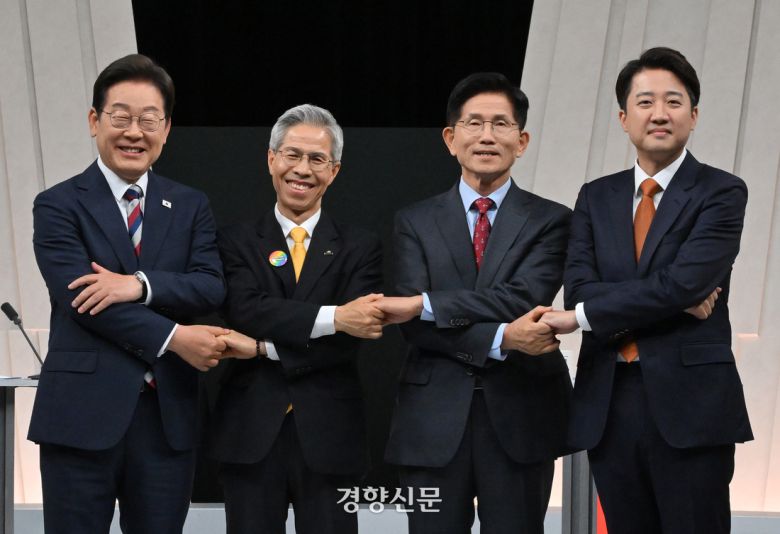 제21대 대통령 선거에 나선 이재명 더불어민주당 후보, 권영국 민주노동당 후보, 김문수 국민의힘 후보, 이준석 개혁신당 후보(왼쪽부터)가 27일 서울 상암동 MBC 스튜디오에서 정치·외교 분야를 주제로 열린 후보 초청 마지막 TV토론에서 기념촬영을 하고 있다. 국회사진기자단