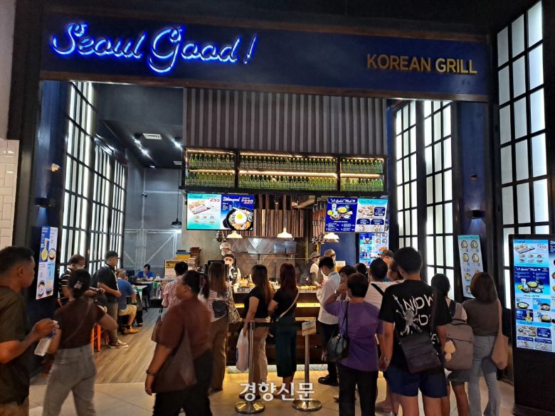 지난 19일 아시아 3위 규모의 복합 쇼핑몰인 ‘몰 오브 아시아’(Mall of Asia) 푸드코트 한국음식점을 찾은 현지인들. 정유미 기자