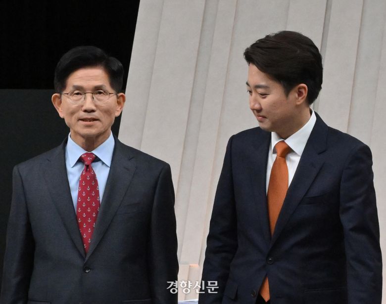 김문수 국민의힘 대선 후보와 이준석 개혁신당 대선 후보가 지난 27일 서울 상암동 MBC 스튜디오에서 열린 마지막 대선 TV토론에서 기념촬영을 하고 있다. 국회사진기자단