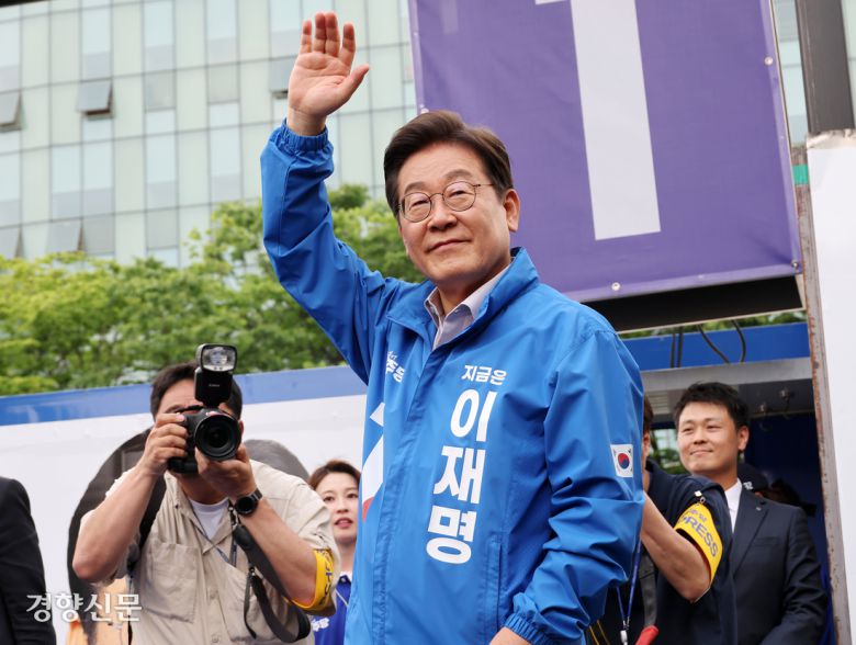 이재명 더불어민주당 대선 후보가 28일 서울 광진구 어린이대공원 앞에서 지지를 호소하고 있다. 박민규 선임기자