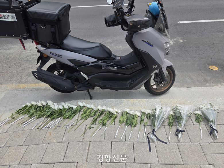 시민들이 28일 서울 강동구 싱크홀 사고 현장 앞에 헌화한 꽃들이 놓여있다. 최서은 기자