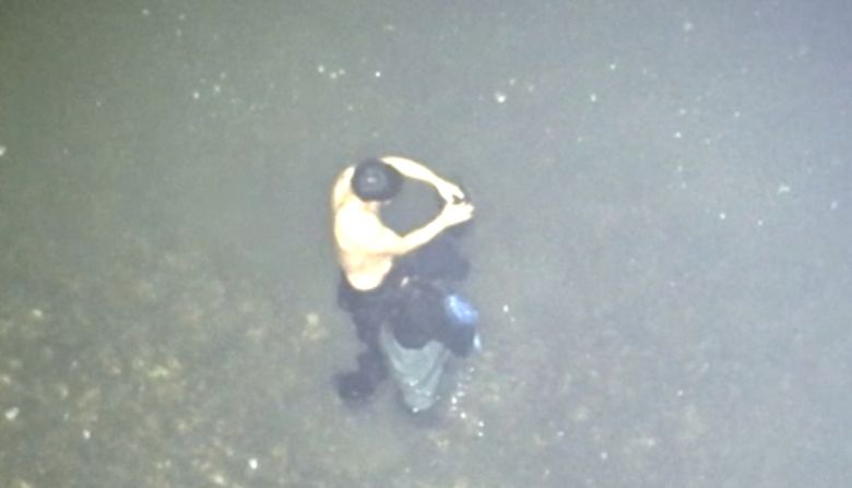 28일 해경이 인천 옹진군 영흥면 길마섬 갯벌에 고립된 여성을 구조하고 있다. 인천 해양경찰서 제공