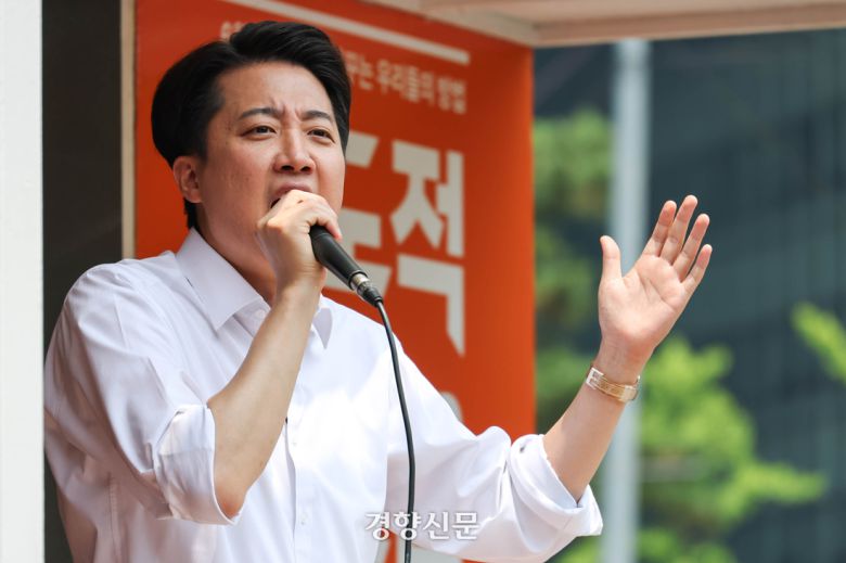 이준석 개혁신당 대선 후보가 사전투표를 하루 앞둔 28일 서울 여의도공원에서 시민들을 향해 지지를 호소하고 있다. 성동훈 기자