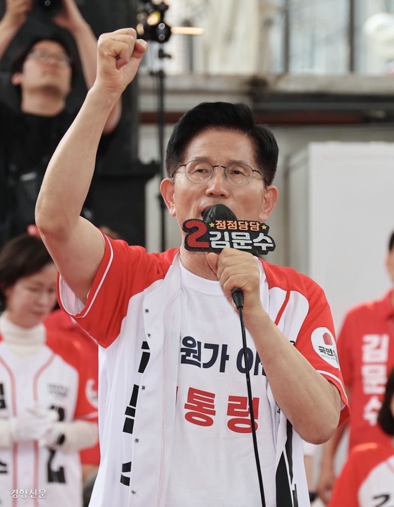 경북에서 김문수 국민의힘 대선 후보가 28일 경북 경산시 경산공설시장에서 열린 유세에서 시민들에게 지지를 호소하고 있다. 한수빈 기자 subinhann@kyunghyang.com