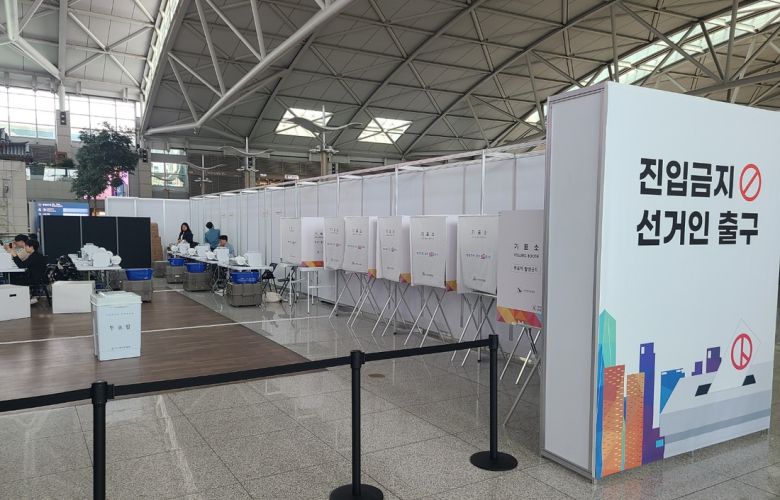 29~30일 대통령 선거를 위해 설치한 인천공항 사전투표소.  박준철기자