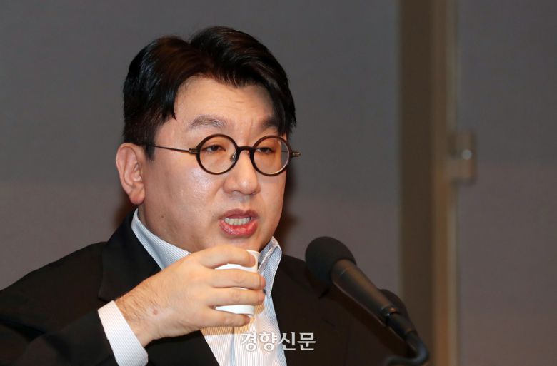 방시혁 하이브 의장이 서울 중구 프레스센터 국제회의장에서 관훈클럽 주최로 열린 관훈포럼에 참석해 기조연설 도중 물을 마시고  있다./서성일 선임기자