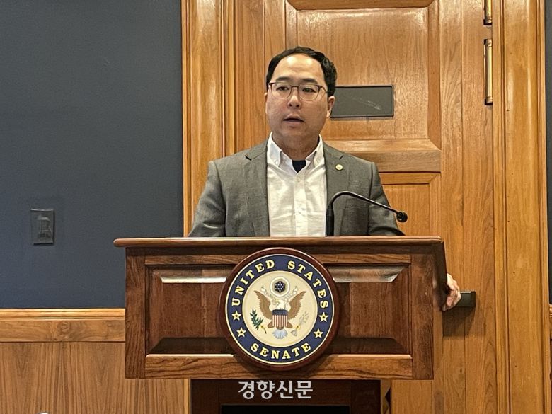 앤디 김 민주당 상원의원(뉴저지)이 28일(현지시간) 미국 워싱턴DC 연방 상원의원 회관에서 아시아 지역 언론 간담회를 열고 있다. 워싱턴 | 김유진 특파원
