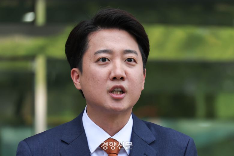 이준석 개혁신당 대선 후보가 지난 27일 국회 소통관 앞에서 긴급 기자회견을 하고 있다. 성동훈 기자