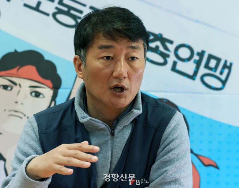 양경수 민주노총 위원장이 25일 서울 정동 민주노총 집무실에서 경향신문과 인터뷰를 하고 있다. 2025.03.25 서성일 선임기자