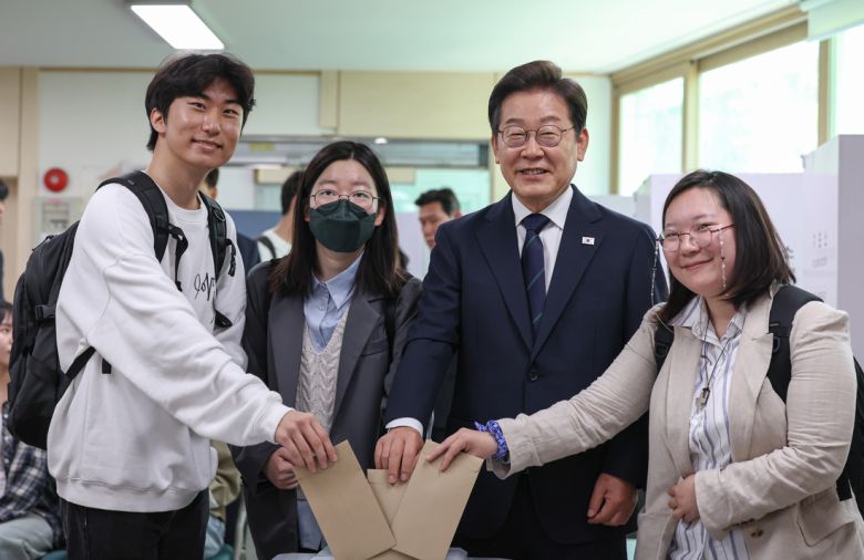 이재명 더불어민주당 대선 후보가 29일 서울 서대문구 신촌동 주민센터 투표소에서 청년들과 함께 제21대 대통령선거 사전투표를 하고 있다. 더불어민주당 제공