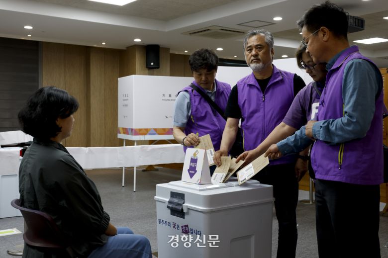 10·29 이태원참사 유가족들이 21대 대선 사전투표일인 30일 서울 용산구청 사전투표소에서 투표하고 있다. 문재원 기자