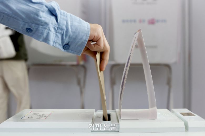 제21대 대통령선거 사전투표일인 29일 인천국제공항 제1터미널 출국장에 마련된 사전투표소에서 유권자들이 투표하고 있다. 문재원 기자