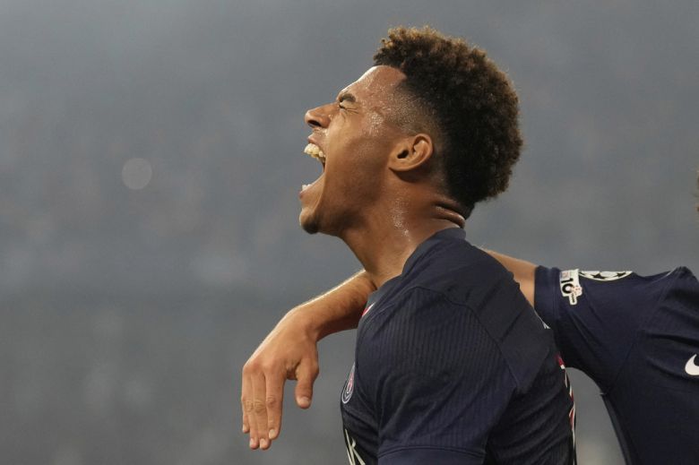 PSG의 데지레 두에가 1일 독일 뮌헨의 풋볼 아레나에서 열린 인터 밀란과의 2024~2025 UCL 결승전에서 전반 20분 추가골을 넣은 뒤 포효하고 있다.   뮌헨 | AP연합뉴스