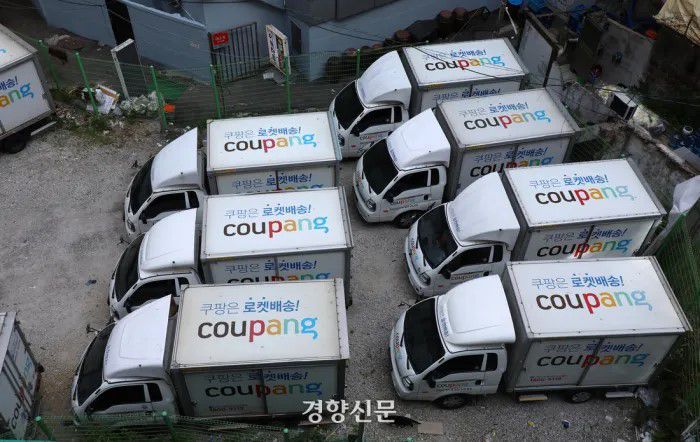 서울 시내 한 주차장에 쿠팡 배송 차량이 주차되어 있다. 권도현 기자