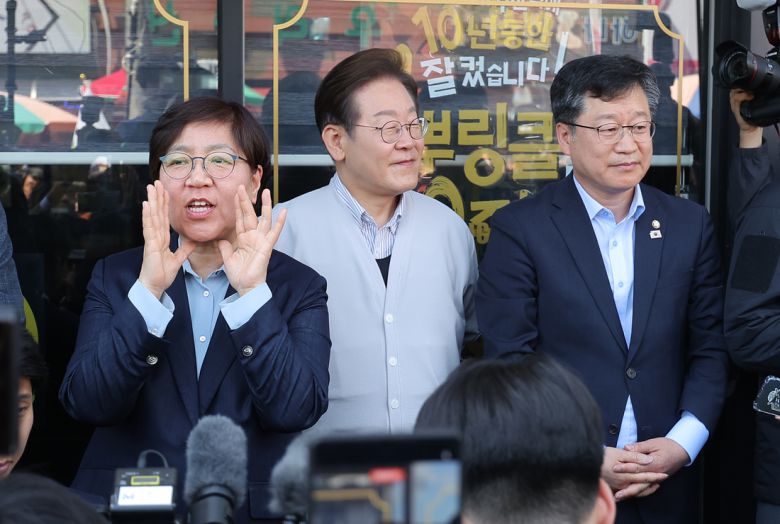 더불어민주당 이재명 대선 후보가 ‘골목골목 경청투어:국토종주편’에 나선 5월 7일 전북 진안군 새참거리에서 정은경 총괄선대위원장(왼쪽)이 지지를 호소하고 있다. 연합뉴스