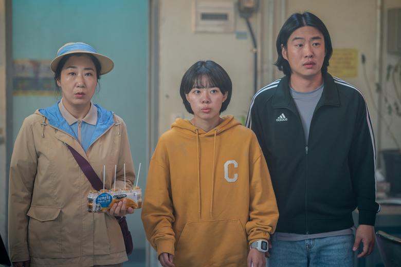 장기이식으로 각기 다른 초능력을 얻게 된 <하이파이브> 인물들. (왼쪽부터) ‘선녀’(라미란), ‘완서’(이재인), ‘지성’(안재홍)이 한 곳을 바라보고 있다. NEW 제공