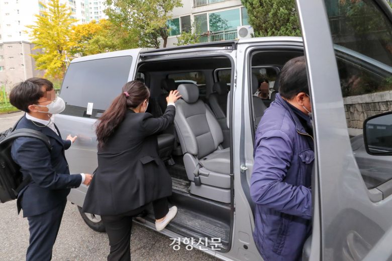 20대 대선 여론조작 의혹 사건을 수사한 서울중앙지검 특별수사팀이 2023년 10월 26일 경향신문 기자의 주거지 압수수색을 마치고 이동하고 있다. 이준헌 기자