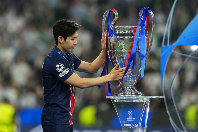 이강인이 1일 독일 뮌헨의 풋볼 아레나에서 열린 인터 밀란과의 2024~2025 유럽축구연맹(UEFA) 챔피언스리그 결승전에서 우승한 뒤 빅이어를 들어올리고 있다.  뮌헨 | 신화연합뉴스